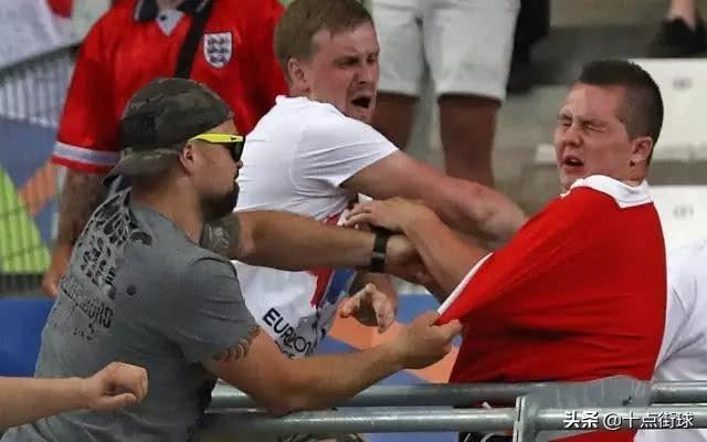 原本在嘴上一直十分嚣张的英格兰球迷 看到俄罗斯球迷真刀真枪干起来之后